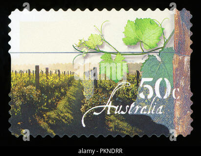 L'AUSTRALIE - circa 2005:un timbre-poste d'Australie illustrant la vinification, publié en 2005. Banque D'Images