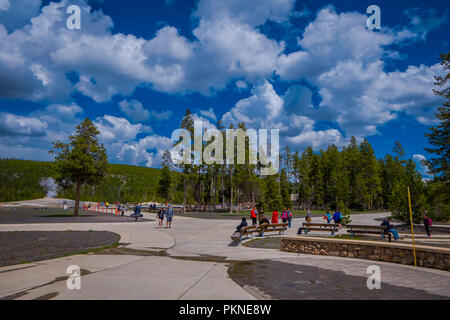 YELLOWSTONE, Montana, USA 24 mai 2018 : des personnes non identifiées, l'attente et de repos à l'entrée du centre de visiteurs du Wyoming, Yellowstone est le premier parc national Banque D'Images