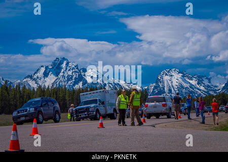 YELLOWSTONE, Montana, USA 24 mai 2018 : vue extérieure des voitures garées sur un côté de la route avec des tas de gens à Yellowstone Parc National de Grand Teton, Wyoming Banque D'Images