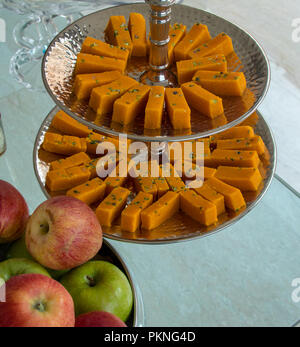 Dessert de semoule et de pommes sur une table en verre Banque D'Images