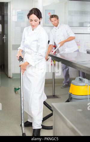 Personnel du restaurant de cuisine nettoyage marbre après l'entretien Banque D'Images