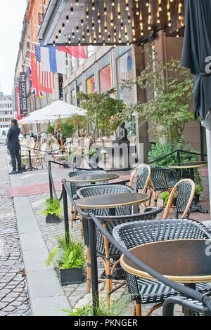 Suède, Stockholm Arlanda - Septembre 11, 2018 : Tables et chaises à l'extérieur de l'Haymarket Hotel dans le centre de Stockholm, le 11 septembre 2018, à Majorque Banque D'Images