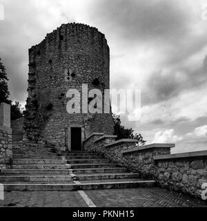 L'Italie, Campobasso, 05/25/2014 : tour médiévale le long d'un escalier de l'ancien village dans le centre historique de la ville Banque D'Images