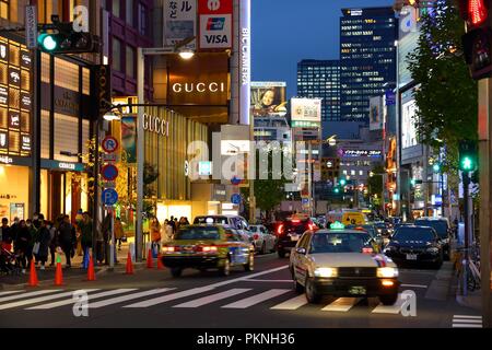 TOKYO, JAPON - 30 NOVEMBRE 2016 : néons de Shinjuku district de Tokyo, Japon. Tokyo est la capitale du Japon. 37,8 millions de personnes vivent dans des c Banque D'Images