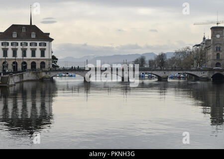 Reflet de la pont Münsterbrücke sur la Limmat Banque D'Images