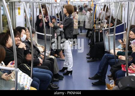 TOKYO, JAPON - 4 décembre 2016 : les passagers monter un train de métro à Tokyo. Avec plus de 3,1 milliards de passagers annuels des manèges, métro de Tokyo est le Banque D'Images