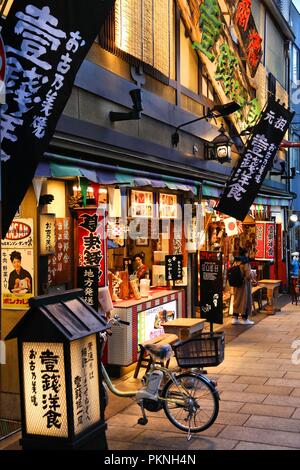 KYOTO, JAPON - 26 NOVEMBRE 2016 : les gens à pied par l'okonomiyaki de style japonais restaurant à Kyoto, au Japon. Banque D'Images