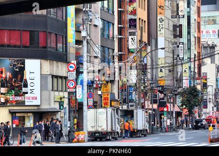 TOKYO, JAPON - 1 décembre 2016 : les gens à pied dans le quartier Roppongi de Tokyo, Japon. Tokyo est la capitale du Japon. 37,8 millions de personnes vivent dans son Banque D'Images