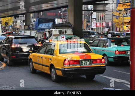 TOKYO, JAPON - 1 décembre 2016 : Taxi Cab durs dans le quartier Roppongi de Tokyo, Japon. Tokyo est la capitale du Japon. 37,8 millions de personnes vivent dans des Banque D'Images