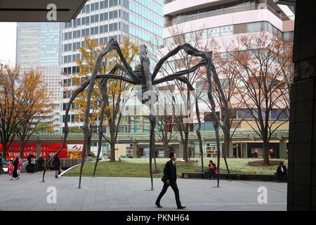 TOKYO, JAPON - 1 décembre 2016 : les gens marchent par spider Roppongi Hills monument à Tokyo, Japon. L'araignée est un lieu de rencontre populaire pour les populations locales Banque D'Images