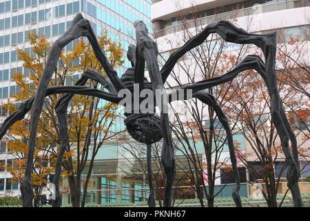 TOKYO, JAPON - 1 décembre 2016 : spider Roppongi Hills monument à Tokyo, Japon. L'araignée est un lieu de rencontre populaire pour les populations locales. Banque D'Images