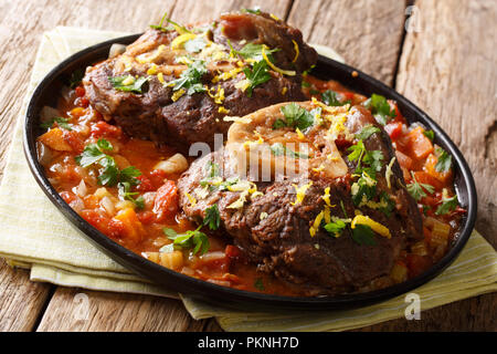 Jarret de bœuf Ossobuco alla Milanese avec sauce épicée et gremolata libre sur la table. L'horizontale Banque D'Images