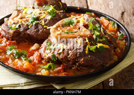 Les délicieux steak de veau Ossobuco alla Milanese avec sauce aux légumes et gremolata close-up sur la table horizontale. Banque D'Images