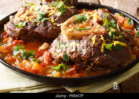 Steak de veau italien Ossobuco alla Milanese avec sauce épicée et gremolata libre sur la table horizontale. Banque D'Images