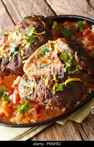 Steak italienne osobuco alla milanese close-up sur la table. vertical, style rustique Banque D'Images