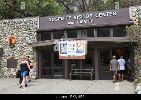 Le Yosemite, USA - Le 11 avril 2014 : personnes visitent le Centre des Visiteurs du Parc National de Yosemite en Californie. Le parc avait 3 853 404 visiteurs en 2012. Banque D'Images