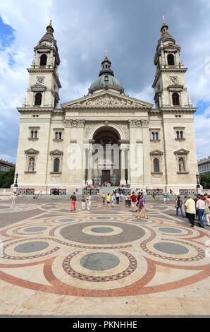 BUDAPEST, HONGRIE - le 19 juin 2014 : Les gens visiter Saint Stephen's Basilica à Budapest. C'est la plus grande ville de Hongrie et la 9e plus grande de l'UE (3.3 Banque D'Images