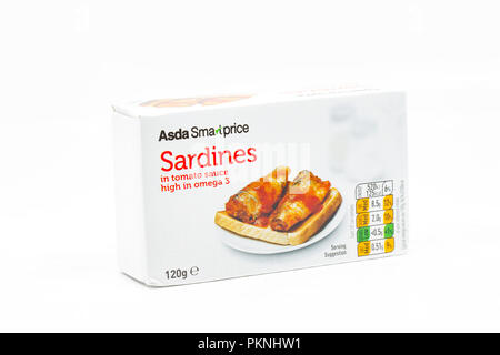 Une boîte de l'Asda Smart : sardines en sauce tomate. England UK GO Banque D'Images