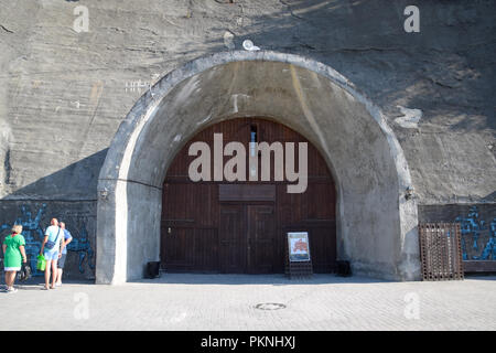 Abrau-Durso, Russie - le 22 août 2018 : La porte de l'épicerie grotto. Shop dans la roche. Cave. Banque D'Images