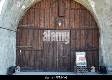Abrau-Durso, Russie - le 22 août 2018 : La porte de l'épicerie grotto. Shop dans la roche. Cave. Banque D'Images
