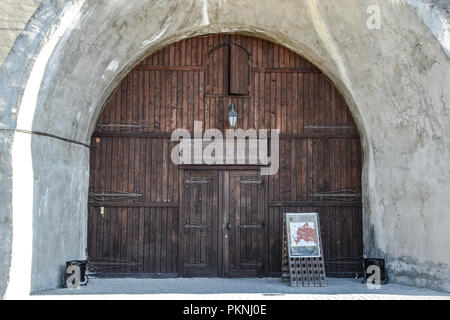 Abrau-Durso, Russie - le 22 août 2018 : La porte de l'épicerie grotto. Shop dans la roche. Cave. Banque D'Images