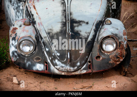 La rouille vieux Volkswagen Beetles dans un parc à ferrailles dans Moab, Utah, USA Banque D'Images