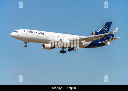 Un type de Lufthansa Cargo MD-11 (D-ALCB) avec nouveau logo approchant l'aéroport de Francfort Banque D'Images