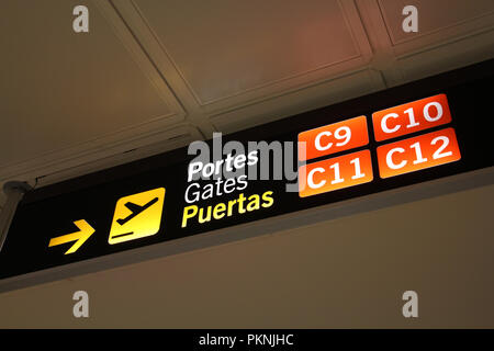 Pour enseignes lumineuses d'embarquement à l'aéroport de Valence, Espagne Banque D'Images