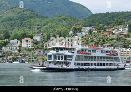 La Suisse du sud : le navire de croisière à la Ascona City dans le canton du Tessin est drivng en italie Banque D'Images