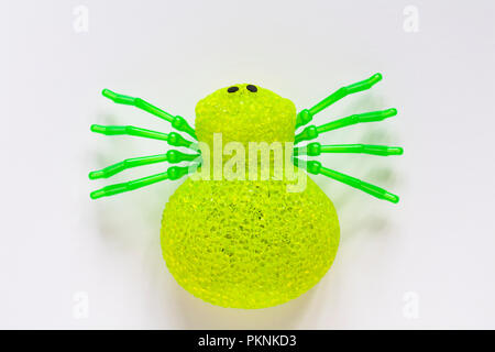 Green Spider lumineux toy isolé sur fond blanc Banque D'Images