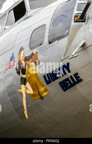 Boeing B-17 Flying Fortress nommé Liberty Belle avec broche femelle nez art. USAAF Seconde Guerre mondiale avion de bombardement. Gun Banque D'Images
