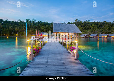 Resort Papouasie Explorer les plongeurs, Raja Ampat, Papouasie occidentale, en Indonésie Banque D'Images