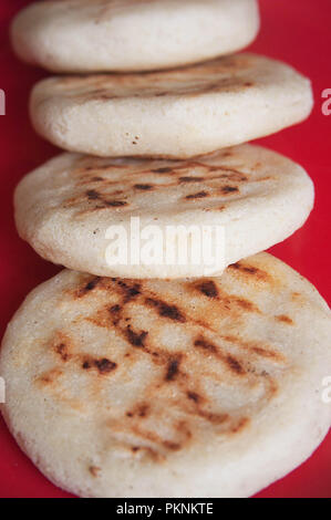 Les Arepas vénézuélien. Ici les Arepas vénézuélien Maison Close up. Reina Pepiada. Poulet à l'avocat et Arepa. Banque D'Images