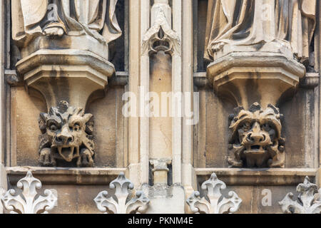 Détail de grotesques sur la cathédrale de Gloucester, Angleterre Banque D'Images