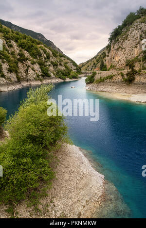 Lac de San Domenico dans les gorges du Sagittaire (Italie) Banque D'Images