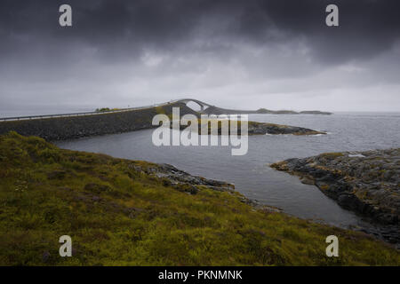 Storseisundet pont sur un jour nuageux et pluvieux. Route de l'Atlantique, de l'Atlantique Nord, Averoy, Norvège Banque D'Images