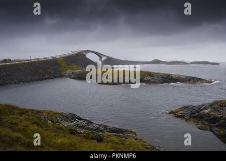 Storseisundet pont sur un jour nuageux et pluvieux. Route de l'Atlantique, de l'Atlantique Nord, Averoy, Norvège Banque D'Images