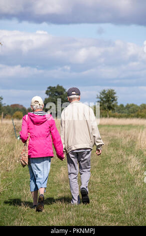 Couple de personnes âgées sur un pays à pied, England, UK Banque D'Images