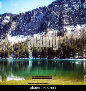 Banc par le Lac de Montriond en Haute-Savoie, France Banque D'Images