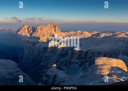 Alpenglow au lever du soleil sur les groupes de montagnes Sassolungo et Sella. Les Dolomites. Alpes italiennes. Europe. Banque D'Images