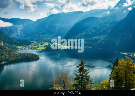 Vue supérieure du paysage autour du lac de Hallstatt avec montagnes, forêt et ciel bleu avec des nuages Banque D'Images