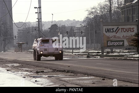 2 avril 1993 pendant le siège de Sarajevo : Un Égyptien Fahd APC (armoured personnel Carrier) entraîne l'est le long de la 'Sniper Alley', à proximité de l'hôtel Holiday Inn. Banque D'Images