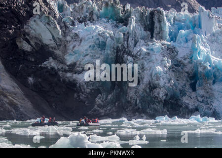 Les écotouristes visiter un glacier tidewater au sud-est de l'Alaska et soyez témoin d'une manifestation massive à la mise bas du Glacier Sawyer à Tracy Arm Banque D'Images