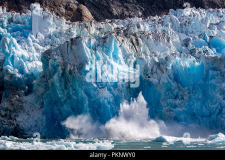 Les écotouristes visiter un glacier tidewater au sud-est de l'Alaska et soyez témoin d'une manifestation massive à la mise bas du Glacier Sawyer à Tracy Arm Banque D'Images