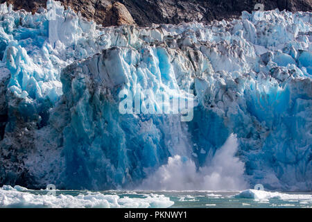 Les écotouristes visiter un glacier tidewater au sud-est de l'Alaska et soyez témoin d'une manifestation massive à la mise bas du Glacier Sawyer à Tracy Arm Banque D'Images