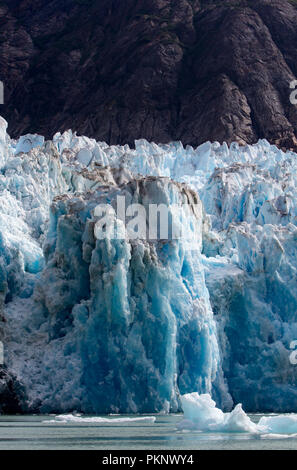 Les écotouristes visiter un glacier tidewater au sud-est de l'Alaska et soyez témoin d'une manifestation massive à la mise bas du Glacier Sawyer à Tracy Arm Banque D'Images