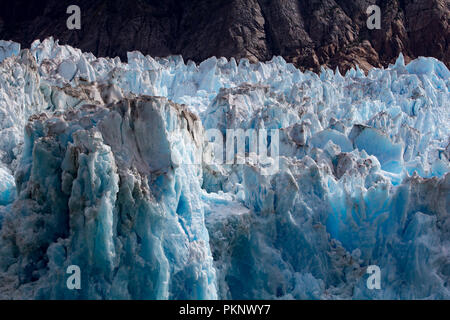 Les écotouristes visiter un glacier tidewater au sud-est de l'Alaska et soyez témoin d'une manifestation massive à la mise bas du Glacier Sawyer à Tracy Arm Banque D'Images