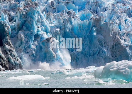 Les écotouristes visiter un glacier tidewater au sud-est de l'Alaska et soyez témoin d'une manifestation massive à la mise bas du Glacier Sawyer à Tracy Arm Banque D'Images