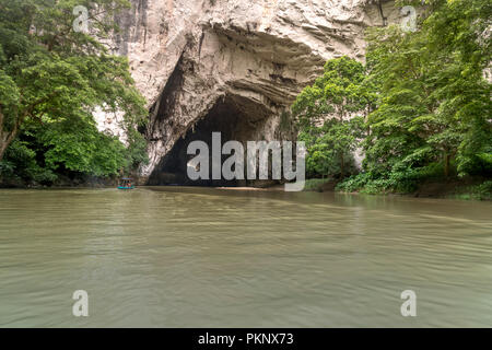 Le magnifique paysage naturel de Phong grotte avec une excursion en bateau au Lac de Ba Be Nation Park est célèbre destination touristique dans la province de Bac Kan, Vietnam. Banque D'Images