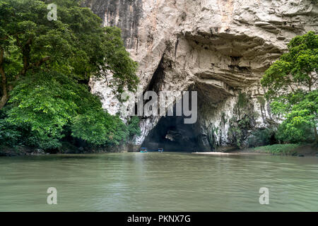 Le magnifique paysage naturel de Phong grotte avec une excursion en bateau au Lac de Ba Be Nation Park est célèbre destination touristique dans la province de Bac Kan, Vietnam. Banque D'Images